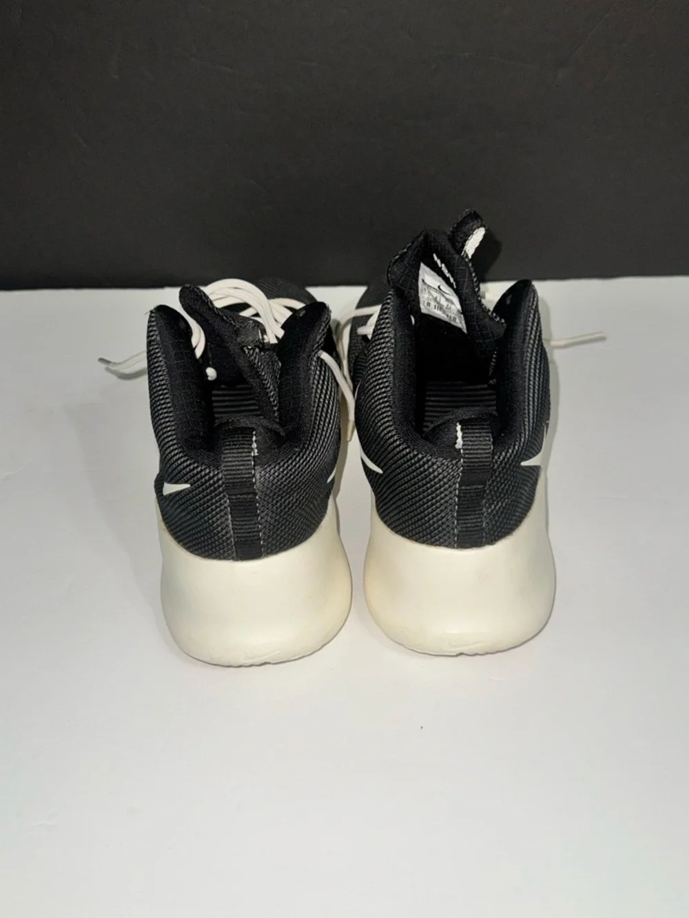 Nike I Men’s I Black and White Lightweight Mid-top